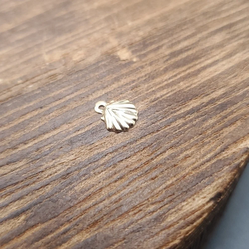 Tiny seashell charm‎ P135